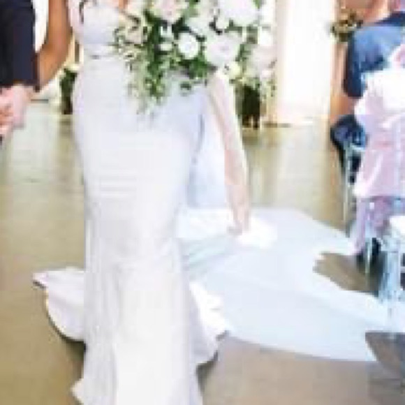 ✨Pronovias Wedding Dress • Atelier 2016 Collection ✨ - Picture 9 of 16